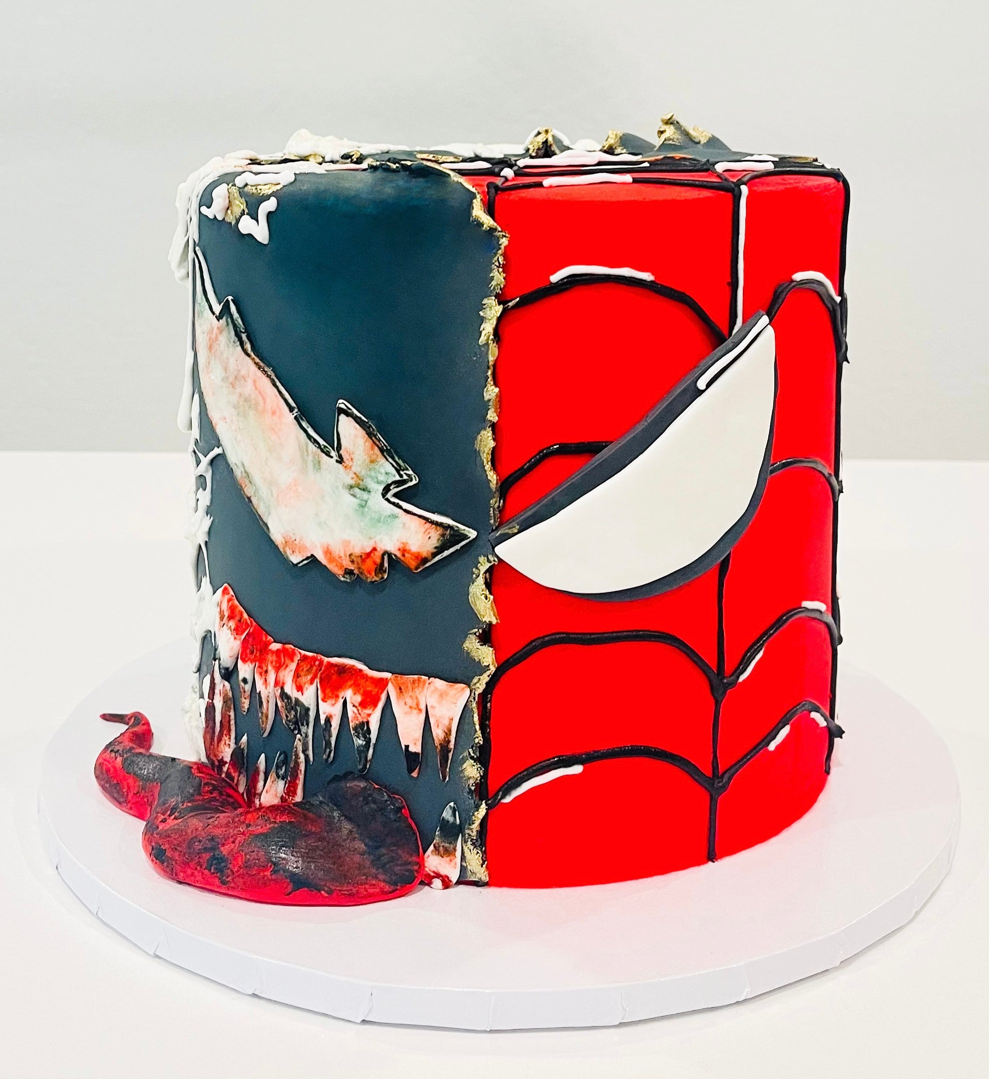 Spiderman And Venom Bust Cake - CakeCentral.com