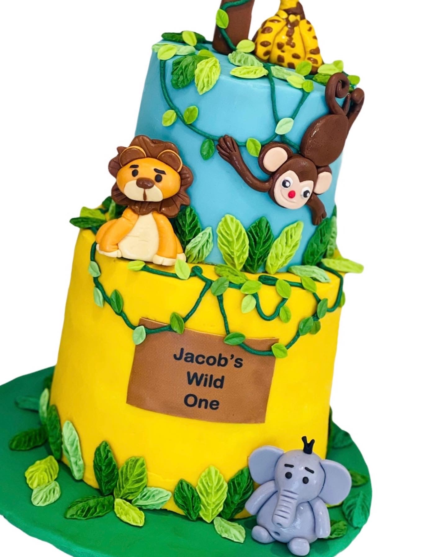 I made this safari themed cake at work today! I hate fondant but I'm happy  with how the lil lion turned out he's so cute 🥰 : r/cakedecorating